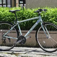 Ein Crossbike, ein robustes Fahrrad, das sich perfekt für Erkundungen rund um den Berg Fuji eignet Ein Crossbike, ein robustes Fahrrad, das sich perfekt für Erkundungen rund um den Berg Fuji eignet
