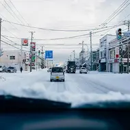 Sur la route de Niseko sous la neige
