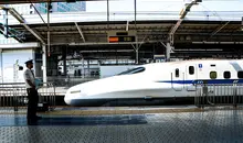 Shinkansen au quai d'une gare au Japon