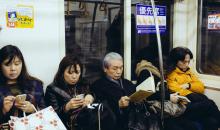 Plusieurs générations assises à côté dans un métro à Tokyo 