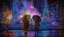 2 femmes devant les illuminations de Noël