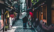 Couple visitant Kyoto main dans la main