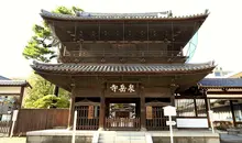 Construit en 1612 par le shogun Ieyasu Tokugawa (1543-1616), le Sengaku-ji reste aujourd’hui un lieu religieux prisé des japonais