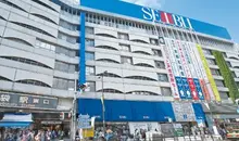 Seibu es una de las tiendas por departamento que le da vida al barrio.