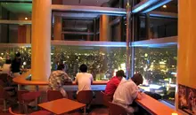 Con l'Asahi Sky Room, i visitatori potranno sorseggiare un drink contemplando Tokyo dall'alto.