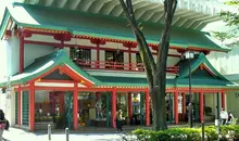 El Oriental Bazaar en la avenida Omotesando llama la atención con su fachada rojo y verde. 