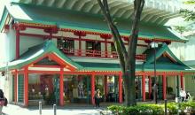 Sur l'avenue Omotesando, le Bazar Oriental attire l'œil avec ses couleurs vives et sa façade asiatique.