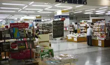 Novels, essays, manga, art books, books for children ... all genres invest shelves of the bookstore Kinokuniya Shoten-Shibuya.