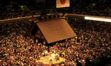 La salle Ryogoku Kokugikan à Sumida (Tokyo) peut accueillir 13 000 personnes.