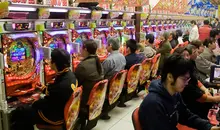 Día y noche, los pasillos del Shibuya Maruhan están llenos de gente.