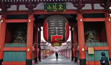 The kamiramon, thunder gate marks the entrance to the Senso-ji temple in Asakusa (Tokyo).