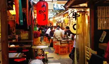 Ebisu Yokocho, una piccola viuzza piena di piccoli ristoranti e terrazze.