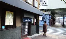 Discrète et classique, la façade du restaurant Tempura Tenkamehachi s'intègre parfaitement dans le paysage de Sumida.