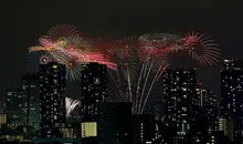 Avec la Sumida Matsuri, les fusées de la baie se disputent le titre de feu d’artifice de plus impressionnant de Tokyo.