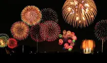 Todos los años, a mediados de julio, los fuegos artificiales  iluminan el Sumida. 