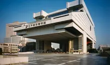 L'extérieur du musée d'Edo à TOkyo contraste avec l'histoire qu'il renferme. 