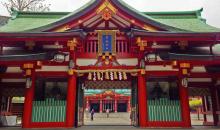 El santuario Hie-Jinja  está dedicado a Oyamakui-no-kami, el guardián de la montaña y protector de la ciudad de Tokio.