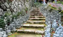 Miles de estatuas de buda acechan a los visitantes en un pasadizo escondido.