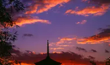 Vista nocturna de la pagoda del templo Yasaka Jinja.