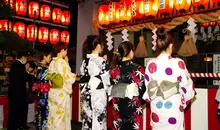 Jóvenes con yukata durante el festival Tôkasan.