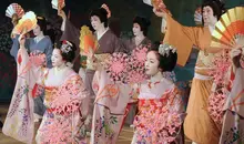 Kamogawaodori è una geisha spettacoli, apprendisti e confermato nel teatro Pontocho Kaburenjo a Kyoto.