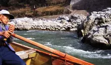 Trois hommes pilotent chaque barque à la seule force de leurs bras pour traverser aussi bien les rapides et les étendues plus calme.