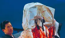 Marionettenspieler und Puppe im Bunraku-Theater