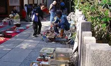 Vendedores en el mercado de las pulgas del santuario Ohatsu Tenjin.