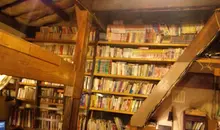 Bücherwand im Amanto