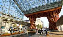 El super moderno torii de la estación de Kanazawa.