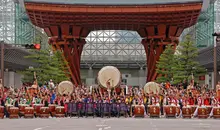 Tocadores de Taiko frente a la estación de Kanazawa.