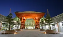 Le torii moderne de la gare de Kanazawa.