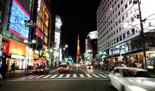 La vie nocturne de Roppongi regorge de boites de nuits et de bars à d'hôtesse.