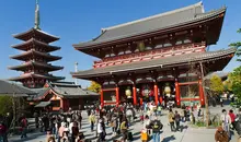 Une porte sacrée dans le quartier d'Asakusa (Tokyo). 