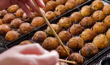 Takoyaki : petits soufflés de pieuvre cuite, spécialité d'Osaka. 