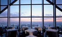 La impresionante vista de Tokio desde el New York Bar en Shinjuku.