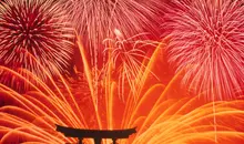 Fuochi d'artificio davanti al celebre torii di Miyajima.