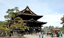 Vue du temple Zenkô-ji à Nagano.