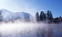 Las aguas humeantes del lago Kinrin-ko.