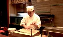 Il sushiyasan (sushi chef) del ristorante Gou a Fukuoka.
