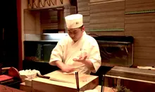 Le sushiyasan (chef sushi) du restaurant Gou, à Fukuoka.