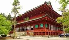 La entrada principal, Sanbutsudō, del templo Rinnō-ji. 