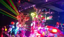 Au Robot Restaurant, le spectacle inclue des bustes de 3m de haut. 