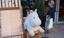 Au Moomin Cafe, pas loin du Tokyo Dome, un curieux compagnon tient compagnie aux personnes seules.