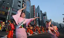 El desfile de apertura del Ueno Natsu Matsuri dura dos horas y media