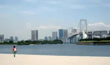 La plage d'Odaiba (Tokyo), avec vue imprenable sur le pont Rainbow Bridge.