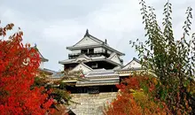 El Castillo  medieval Matsuyama-jo es uno de los últimos doce que se han conservado en Japón.