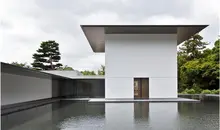 Le "miroir d'eau", espace contemplatif du musée Suzuki de Kanazawa.