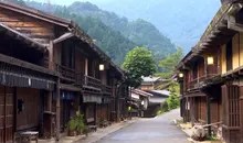 La rue principale de Tsumago (Alpes Japonaises), sans voiture ni fils électriques apparents.