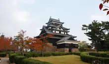 El Matsue-jo rodeado de naturaleza sublime. 